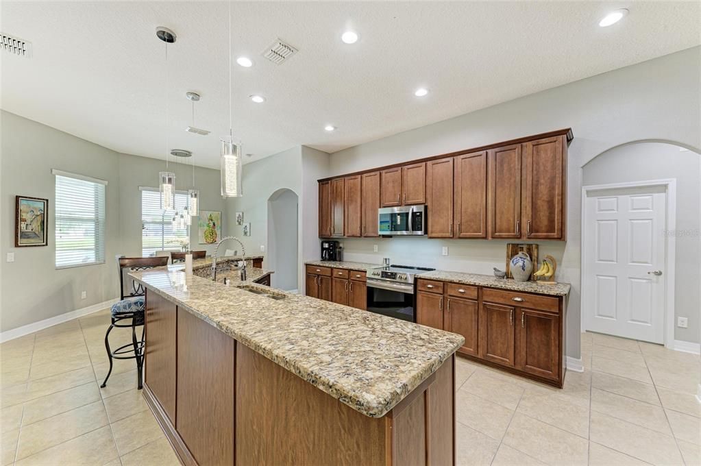 En Venta: $680,000 (4 camas, 3 baños, 2666 Pies cuadrados)