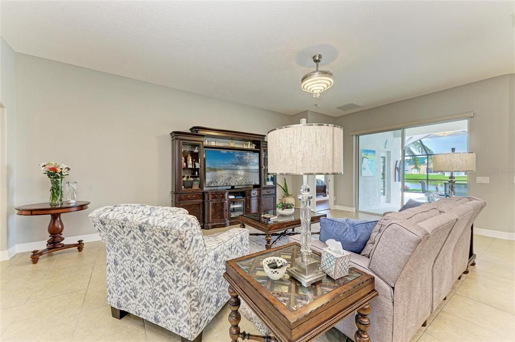 En Venta: $680,000 (4 camas, 3 baños, 2666 Pies cuadrados)