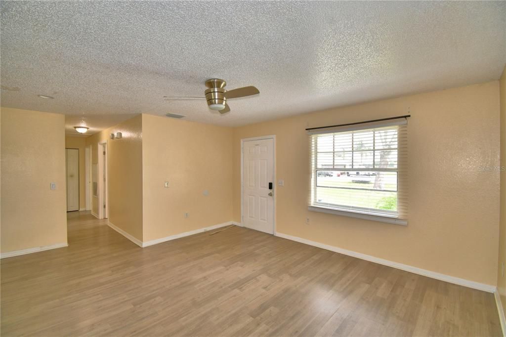 For Sale: $225,000 (3 beds, 1 baths, 984 Square Feet)