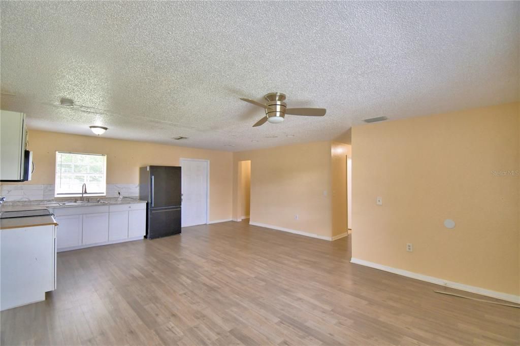 For Sale: $225,000 (3 beds, 1 baths, 984 Square Feet)