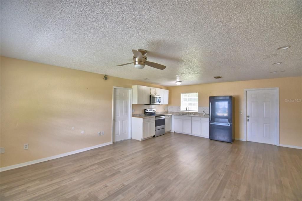 For Sale: $225,000 (3 beds, 1 baths, 984 Square Feet)
