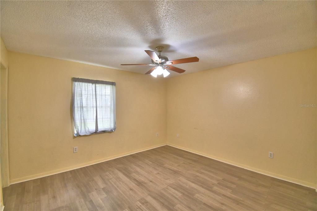 For Sale: $225,000 (3 beds, 1 baths, 984 Square Feet)