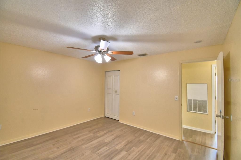 For Sale: $225,000 (3 beds, 1 baths, 984 Square Feet)