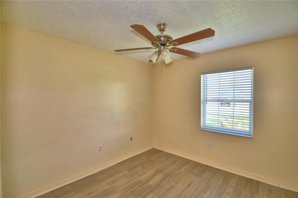 For Sale: $225,000 (3 beds, 1 baths, 984 Square Feet)