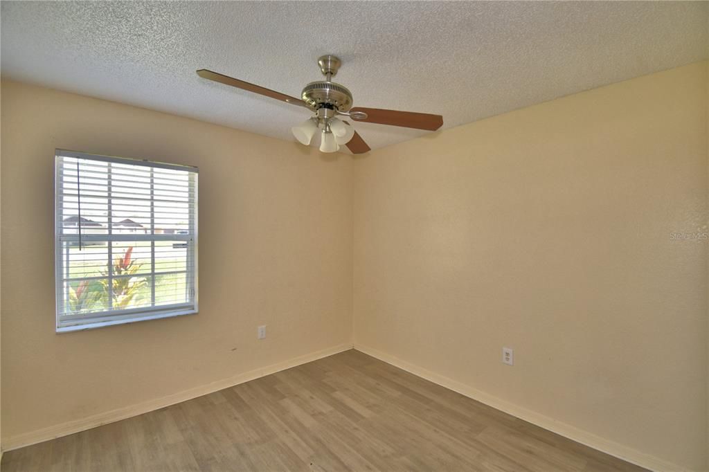 For Sale: $225,000 (3 beds, 1 baths, 984 Square Feet)