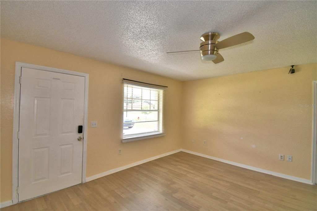 For Sale: $225,000 (3 beds, 1 baths, 984 Square Feet)