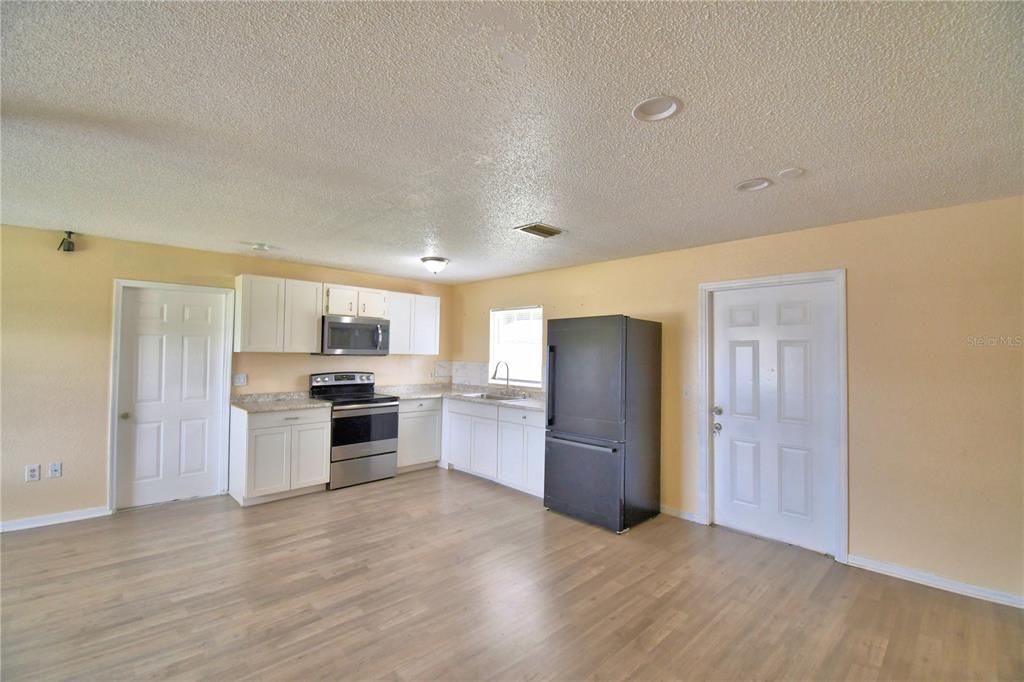 For Sale: $225,000 (3 beds, 1 baths, 984 Square Feet)