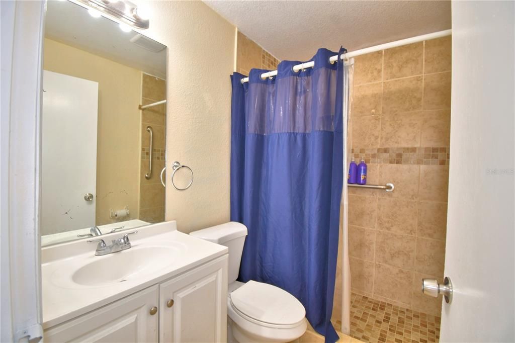 For Sale: $225,000 (3 beds, 1 baths, 984 Square Feet)