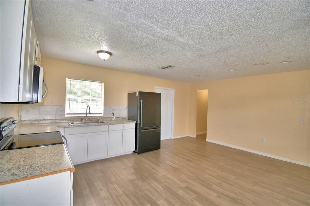 For Sale: $225,000 (3 beds, 1 baths, 984 Square Feet)