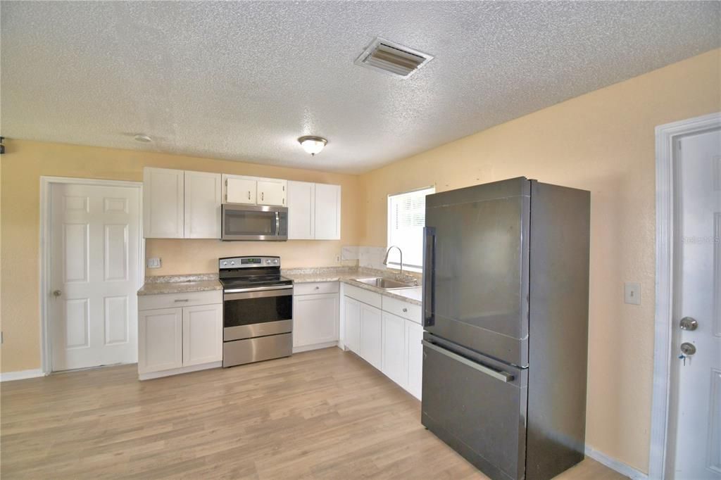 For Sale: $225,000 (3 beds, 1 baths, 984 Square Feet)