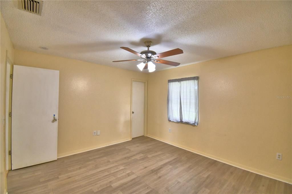 For Sale: $225,000 (3 beds, 1 baths, 984 Square Feet)