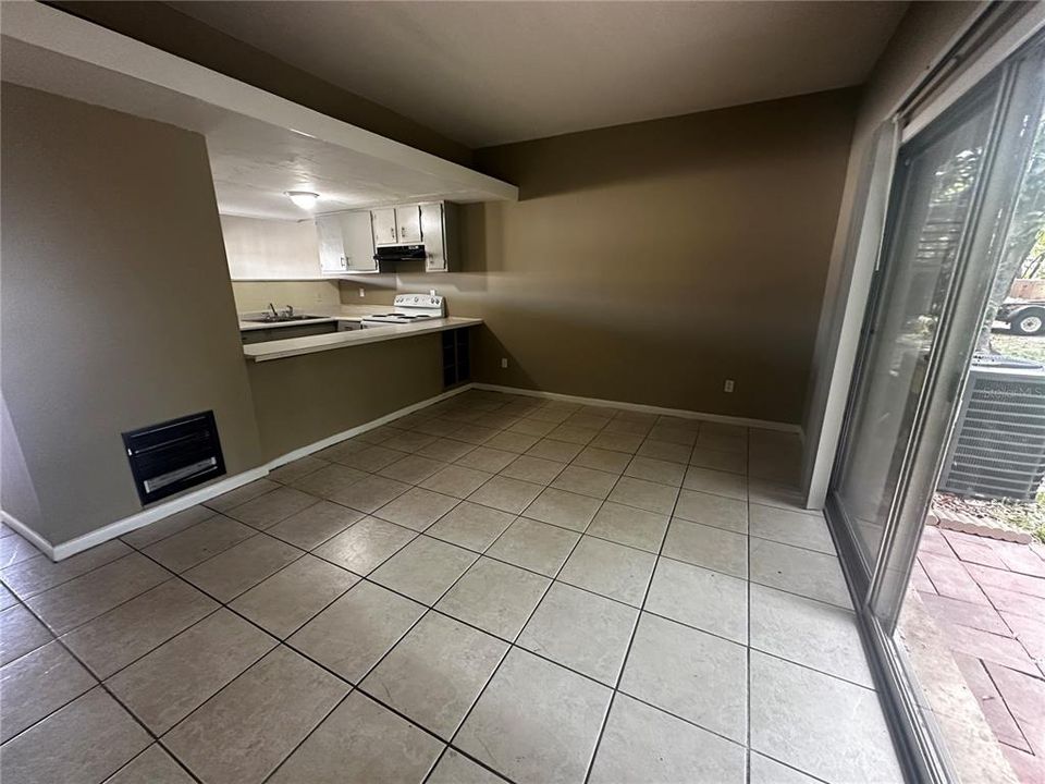 For Rent: $1,050 (1 beds, 1 baths, 642 Square Feet)