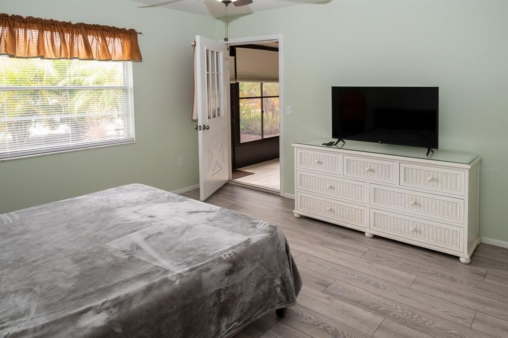 Active With Contract: $139,900 (2 beds, 2 baths, 933 Square Feet)