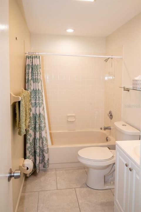 Active With Contract: $139,900 (2 beds, 2 baths, 933 Square Feet)