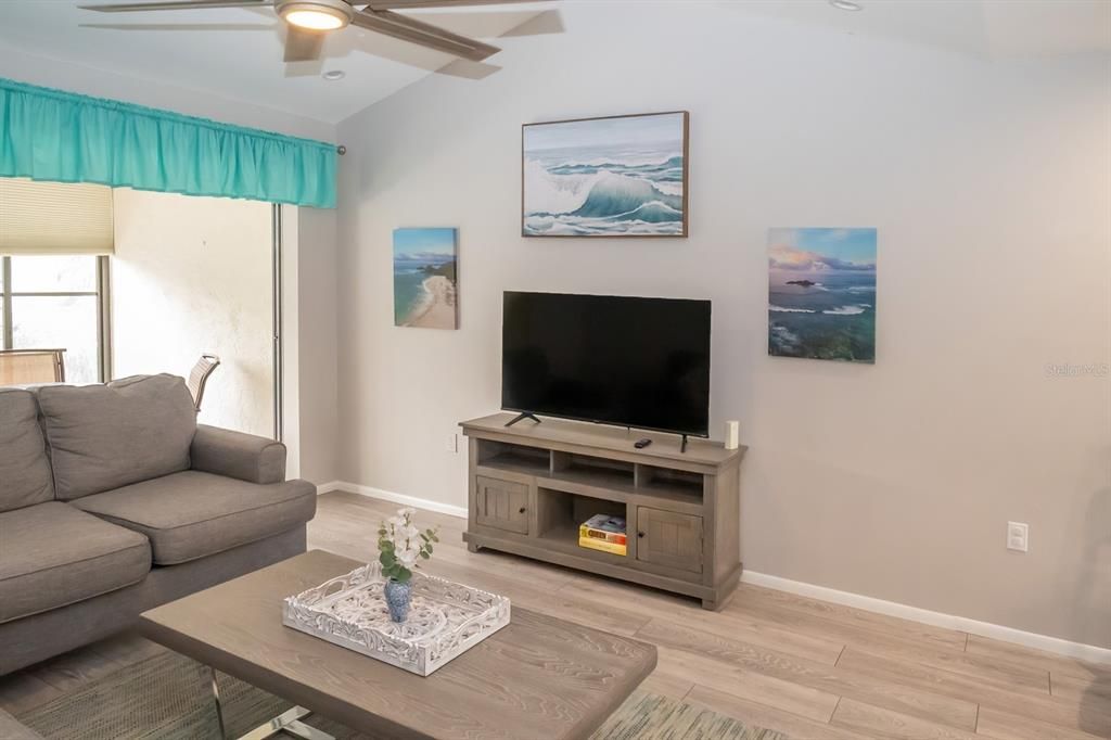 Active With Contract: $139,900 (2 beds, 2 baths, 933 Square Feet)