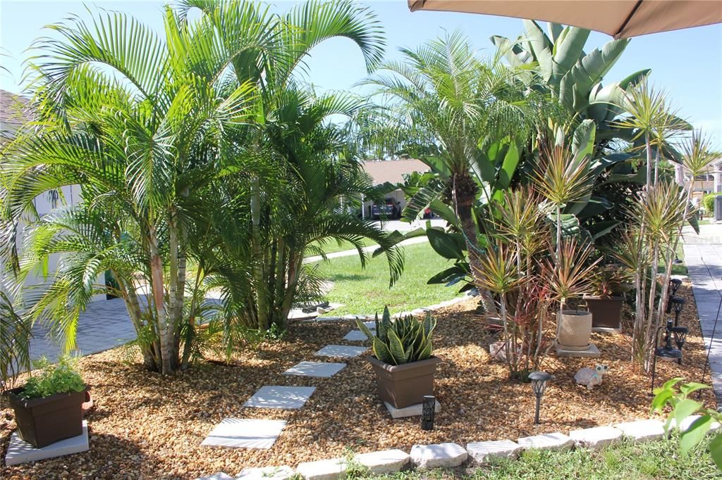 Active With Contract: $139,900 (2 beds, 2 baths, 933 Square Feet)