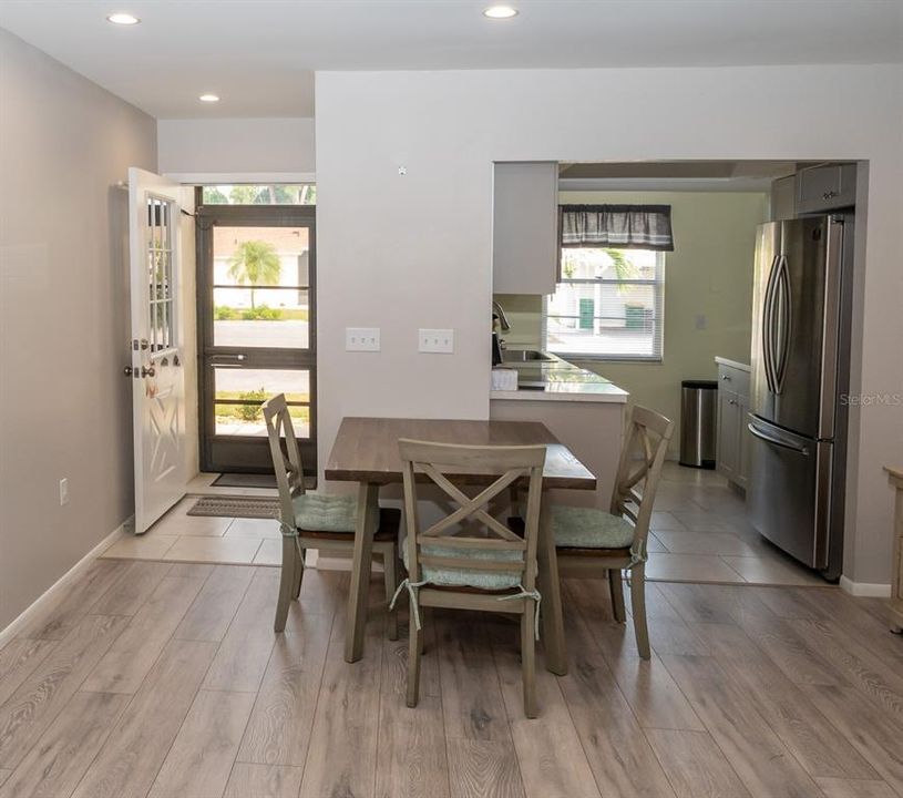 Active With Contract: $139,900 (2 beds, 2 baths, 933 Square Feet)