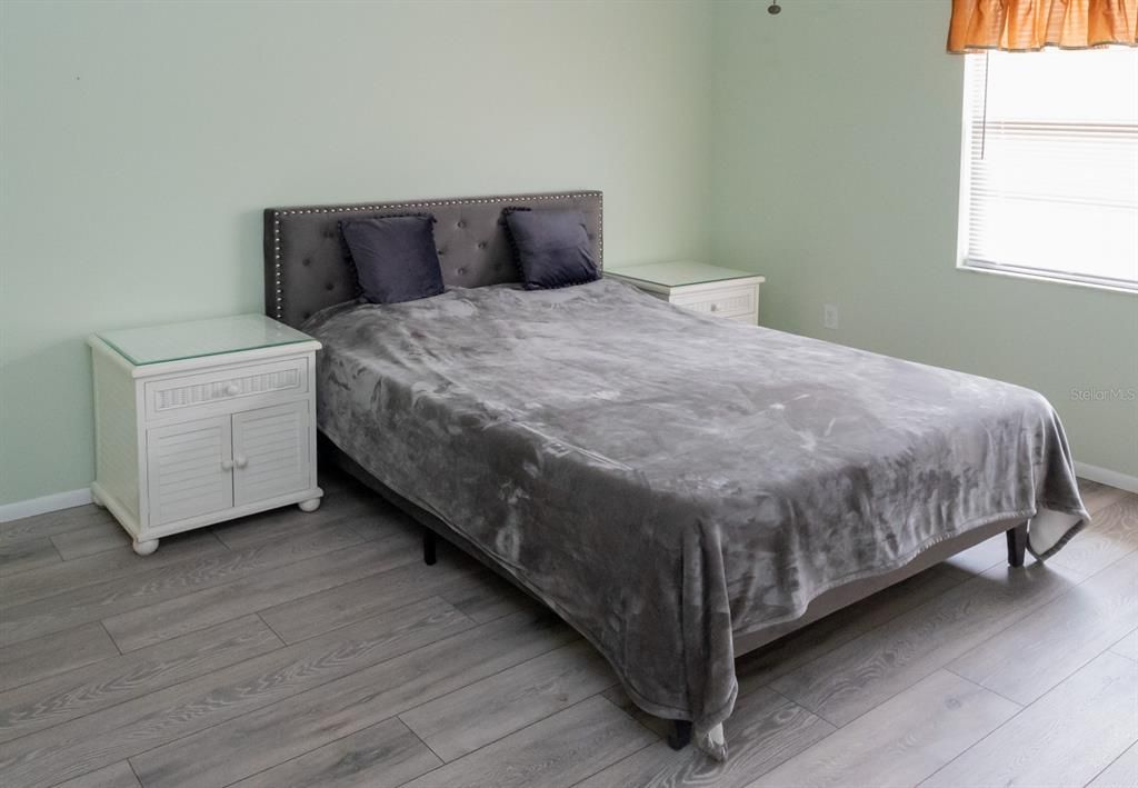 Active With Contract: $139,900 (2 beds, 2 baths, 933 Square Feet)