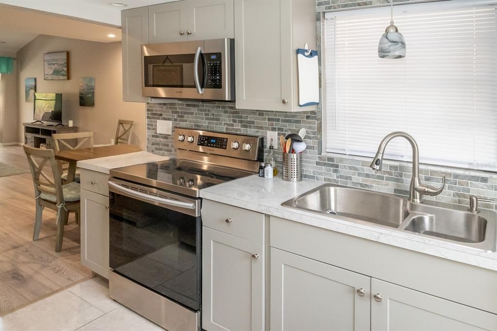 Active With Contract: $139,900 (2 beds, 2 baths, 933 Square Feet)