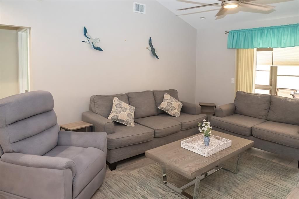 Active With Contract: $139,900 (2 beds, 2 baths, 933 Square Feet)
