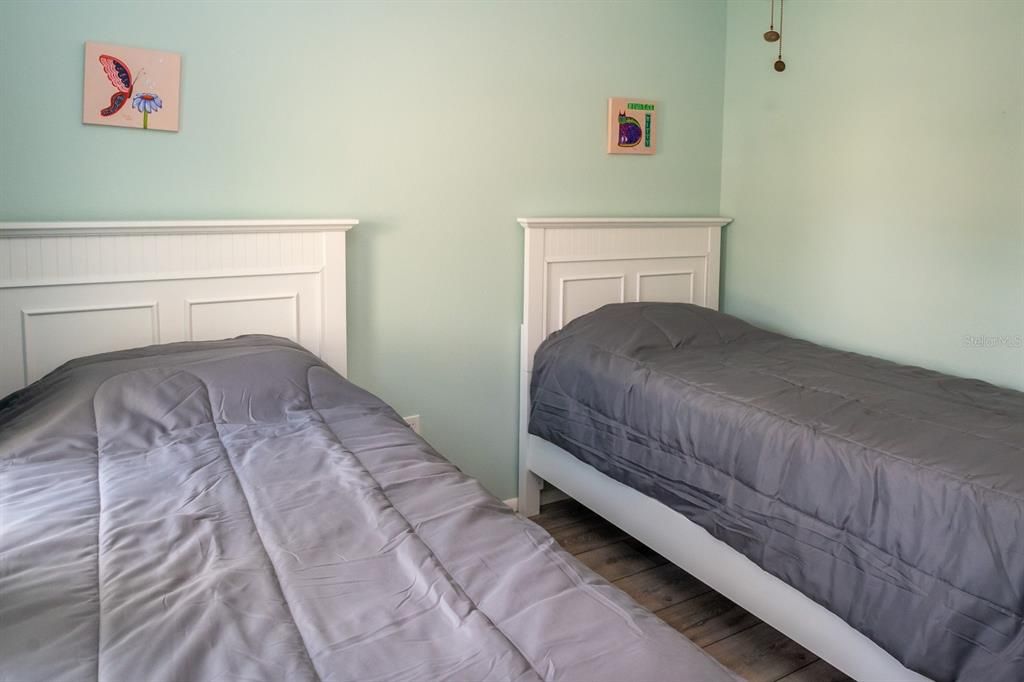 Active With Contract: $139,900 (2 beds, 2 baths, 933 Square Feet)