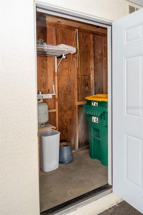 Active With Contract: $139,900 (2 beds, 2 baths, 933 Square Feet)