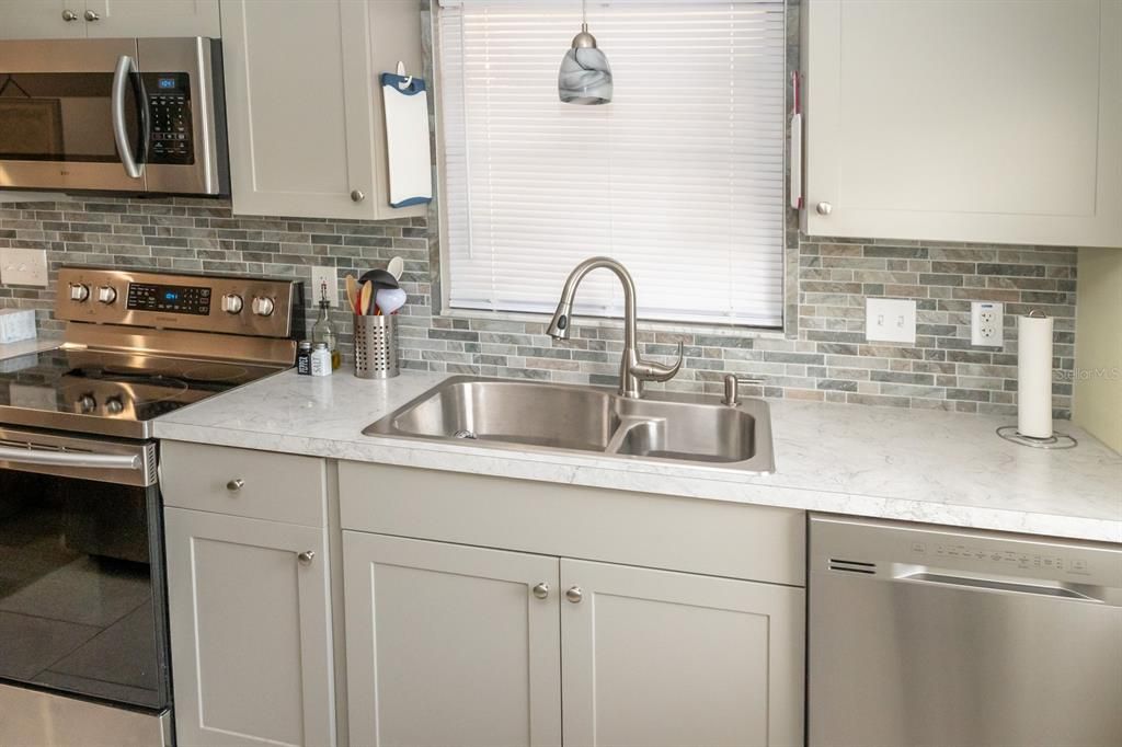 Active With Contract: $139,900 (2 beds, 2 baths, 933 Square Feet)