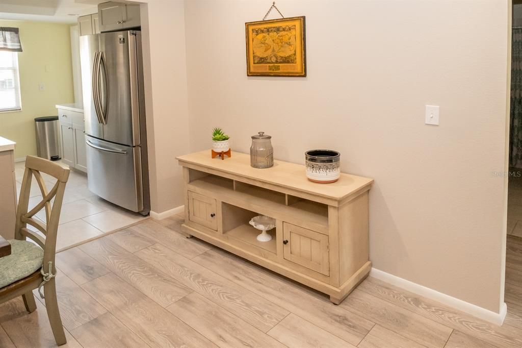 Active With Contract: $139,900 (2 beds, 2 baths, 933 Square Feet)