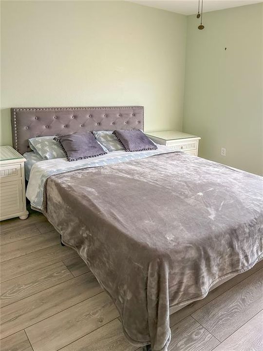 Active With Contract: $139,900 (2 beds, 2 baths, 933 Square Feet)