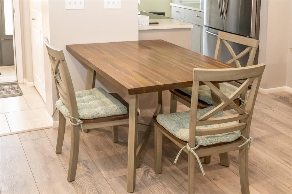 Active With Contract: $139,900 (2 beds, 2 baths, 933 Square Feet)