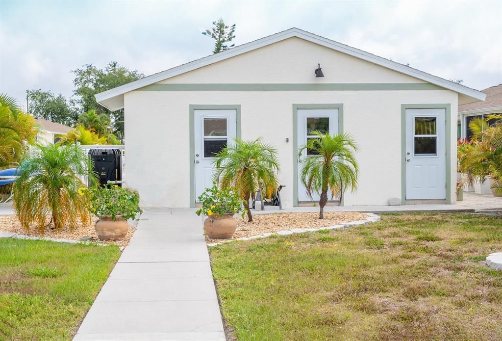 Active With Contract: $139,900 (2 beds, 2 baths, 933 Square Feet)