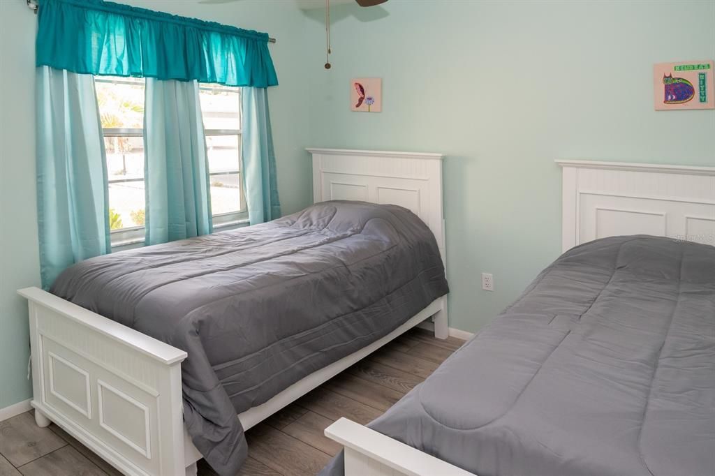 Active With Contract: $139,900 (2 beds, 2 baths, 933 Square Feet)