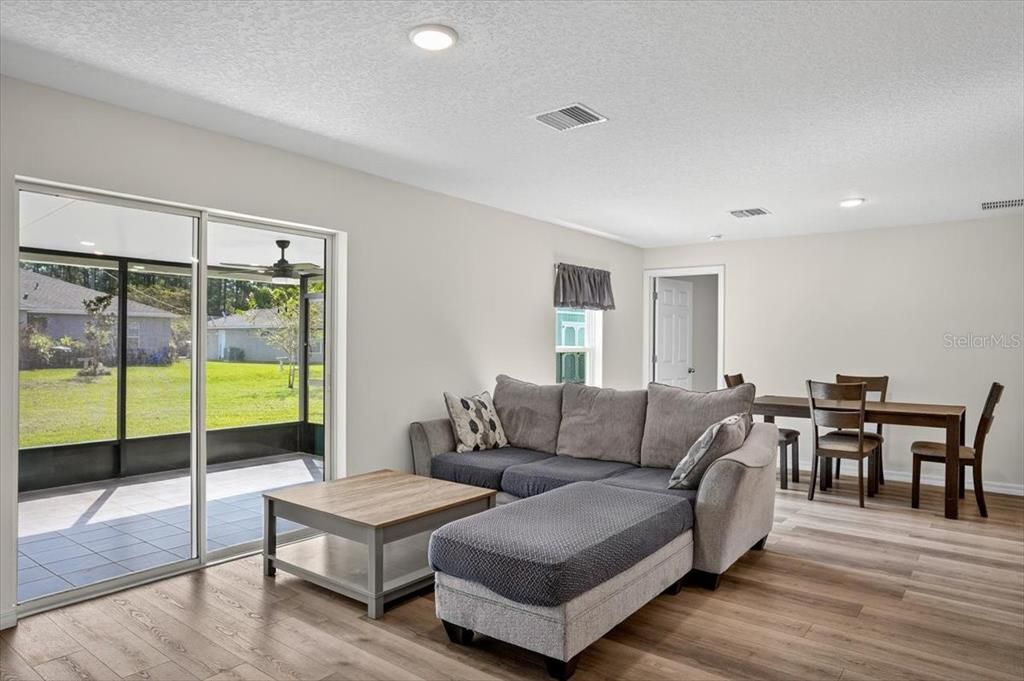 Active With Contract: $289,900 (3 beds, 2 baths, 1284 Square Feet)