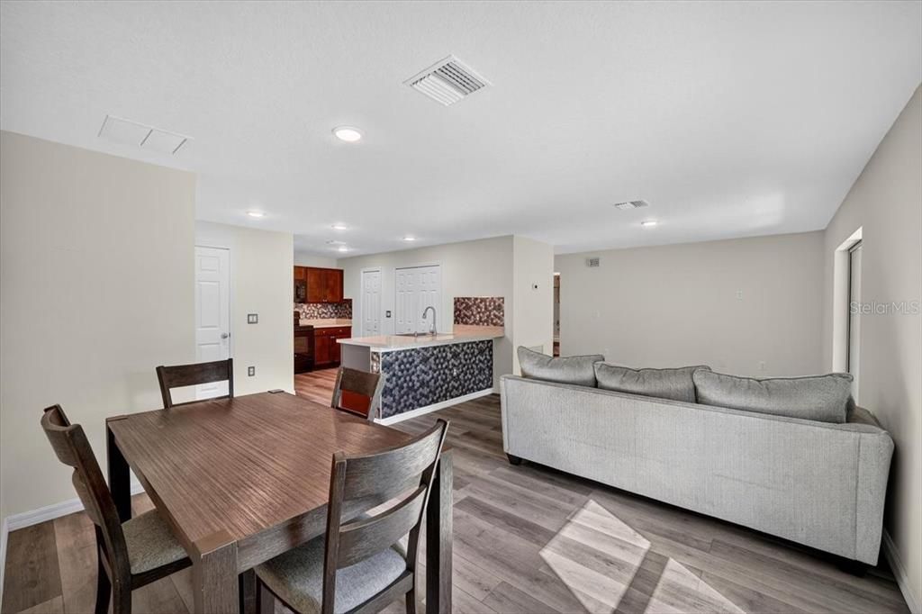 Active With Contract: $289,900 (3 beds, 2 baths, 1284 Square Feet)