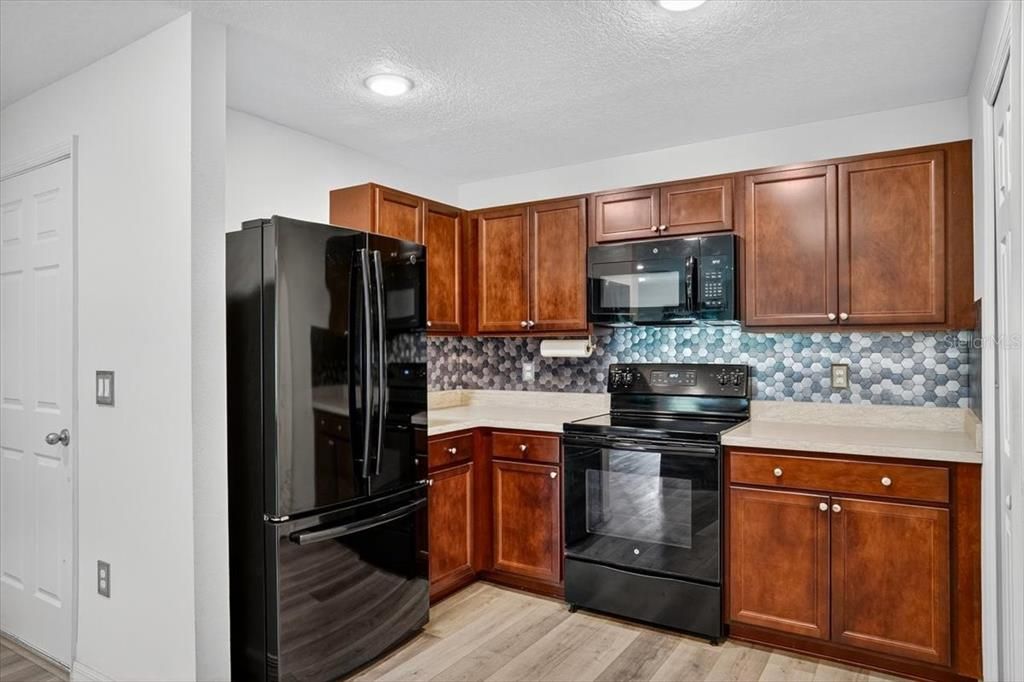 Active With Contract: $289,900 (3 beds, 2 baths, 1284 Square Feet)