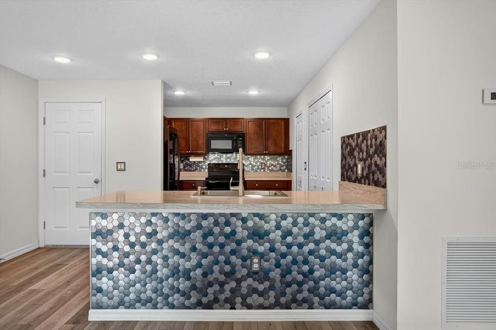 Active With Contract: $289,900 (3 beds, 2 baths, 1284 Square Feet)