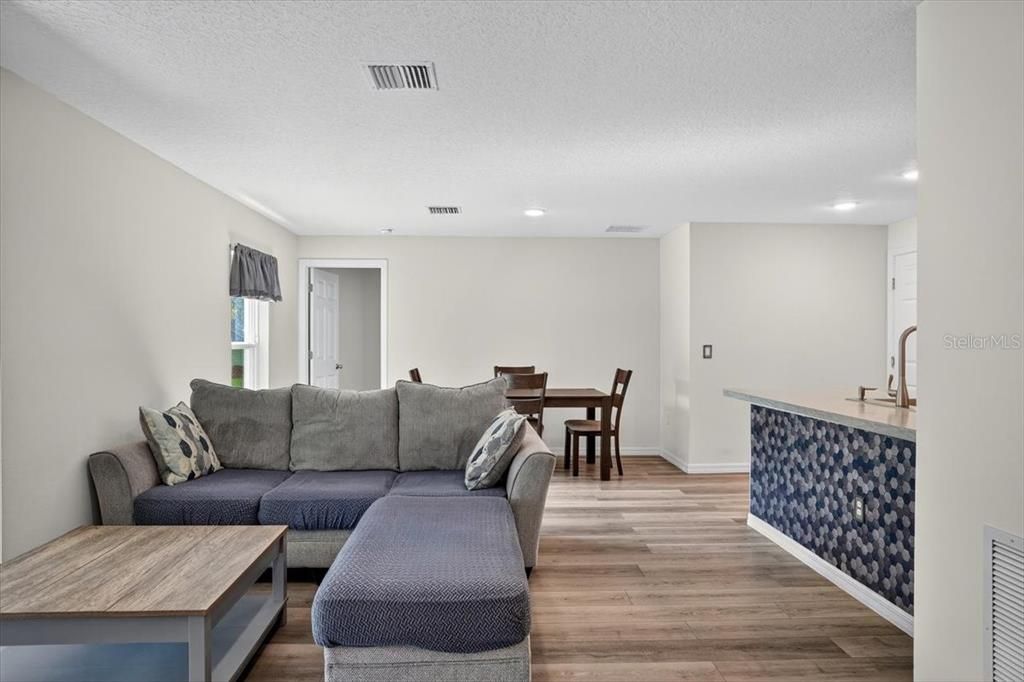 Active With Contract: $289,900 (3 beds, 2 baths, 1284 Square Feet)