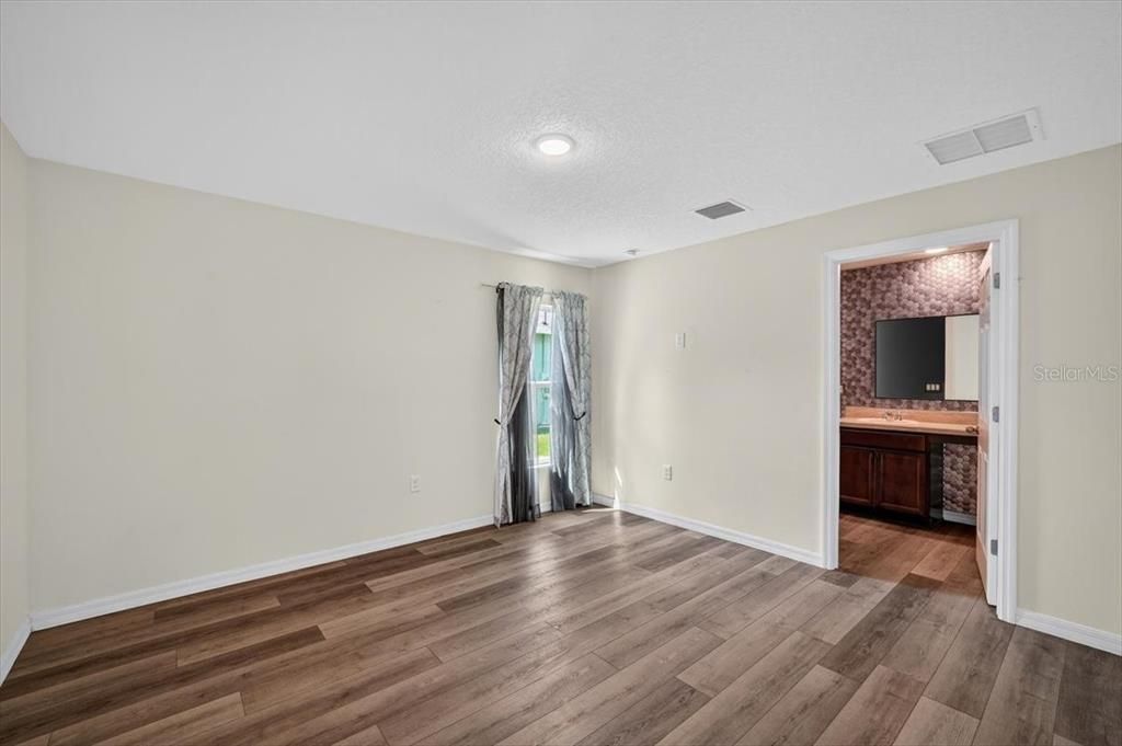 Active With Contract: $289,900 (3 beds, 2 baths, 1284 Square Feet)