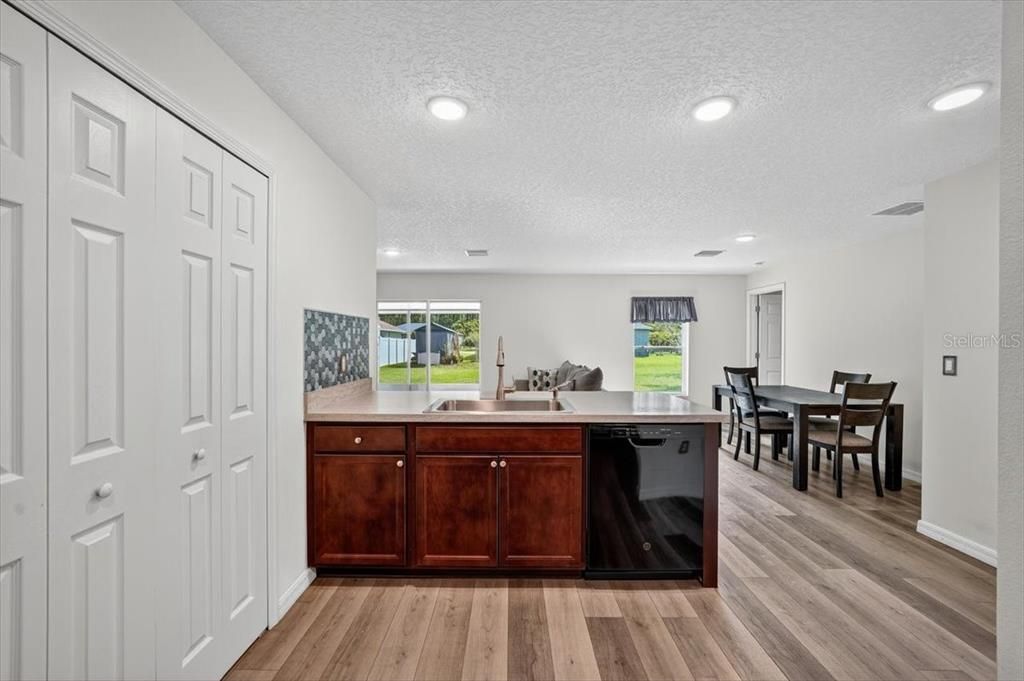 Active With Contract: $289,900 (3 beds, 2 baths, 1284 Square Feet)