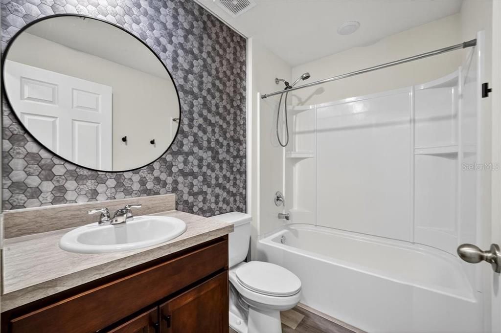 Active With Contract: $289,900 (3 beds, 2 baths, 1284 Square Feet)