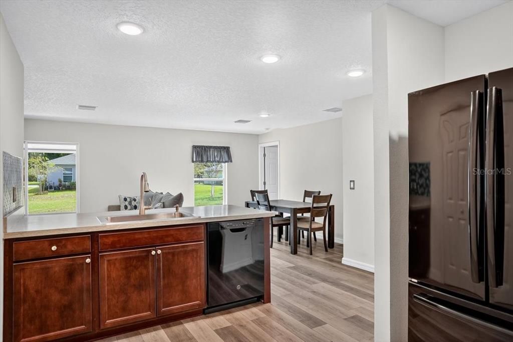 Active With Contract: $289,900 (3 beds, 2 baths, 1284 Square Feet)