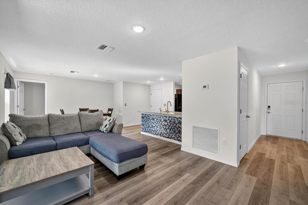 Active With Contract: $289,900 (3 beds, 2 baths, 1284 Square Feet)