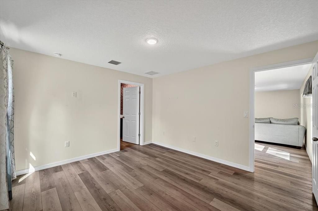 Active With Contract: $289,900 (3 beds, 2 baths, 1284 Square Feet)