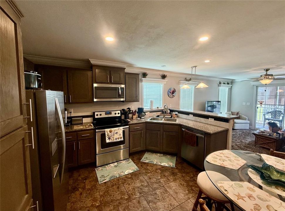 For Sale: $129,000 (2 beds, 2 baths, 972 Square Feet)