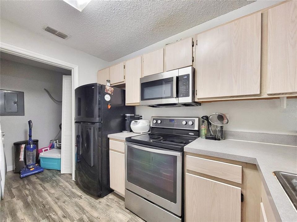 For Sale: $179,900 (3 beds, 3 baths, 1198 Square Feet)