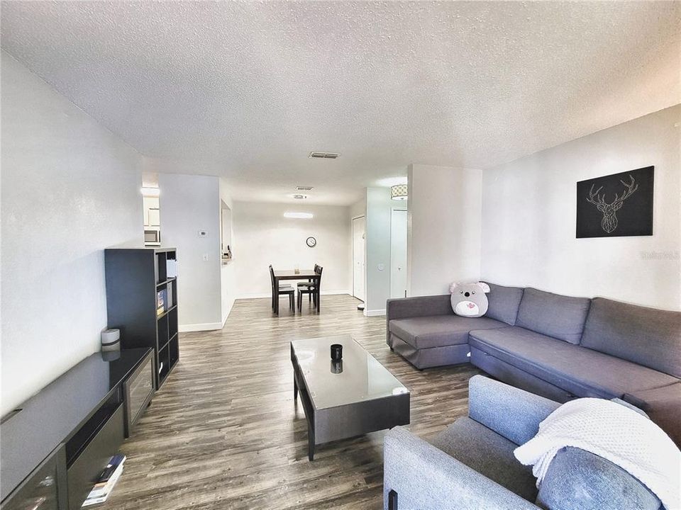 For Sale: $179,900 (3 beds, 3 baths, 1198 Square Feet)