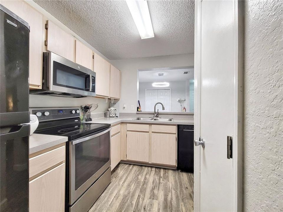 For Sale: $179,900 (3 beds, 3 baths, 1198 Square Feet)