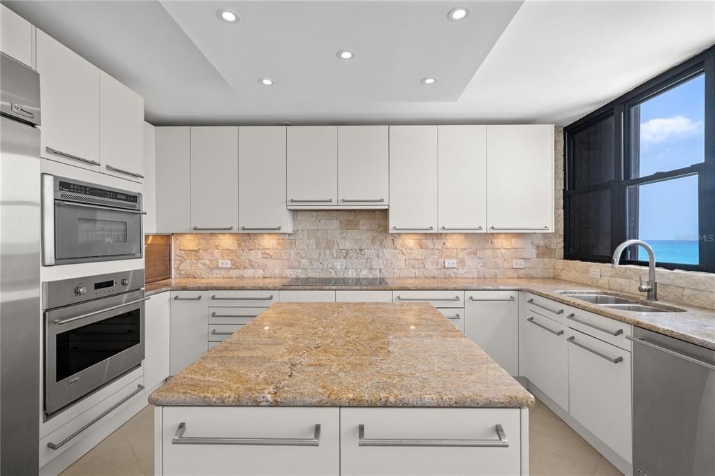 На продажу: $2,995,000 (3 спален, 2 ванн, 3020 Квадратных фут)