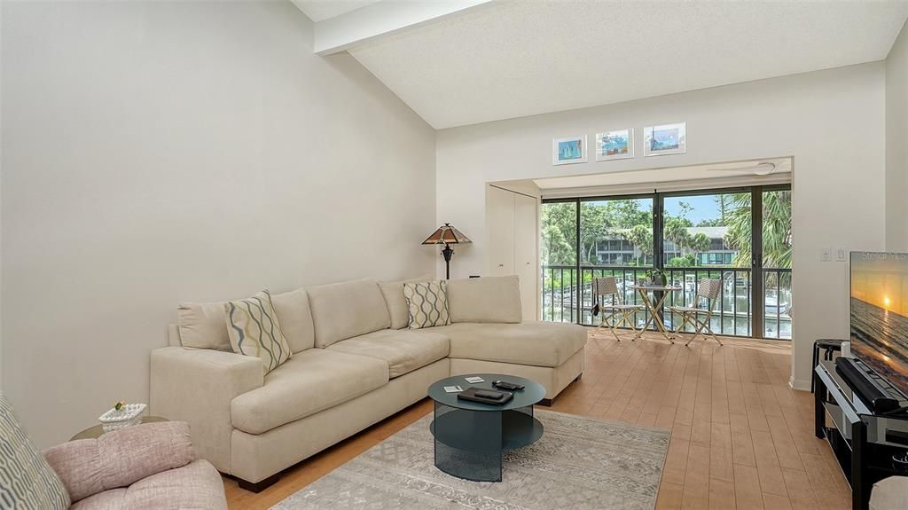 En Venta: $525,800 (2 camas, 2 baños, 1400 Pies cuadrados)