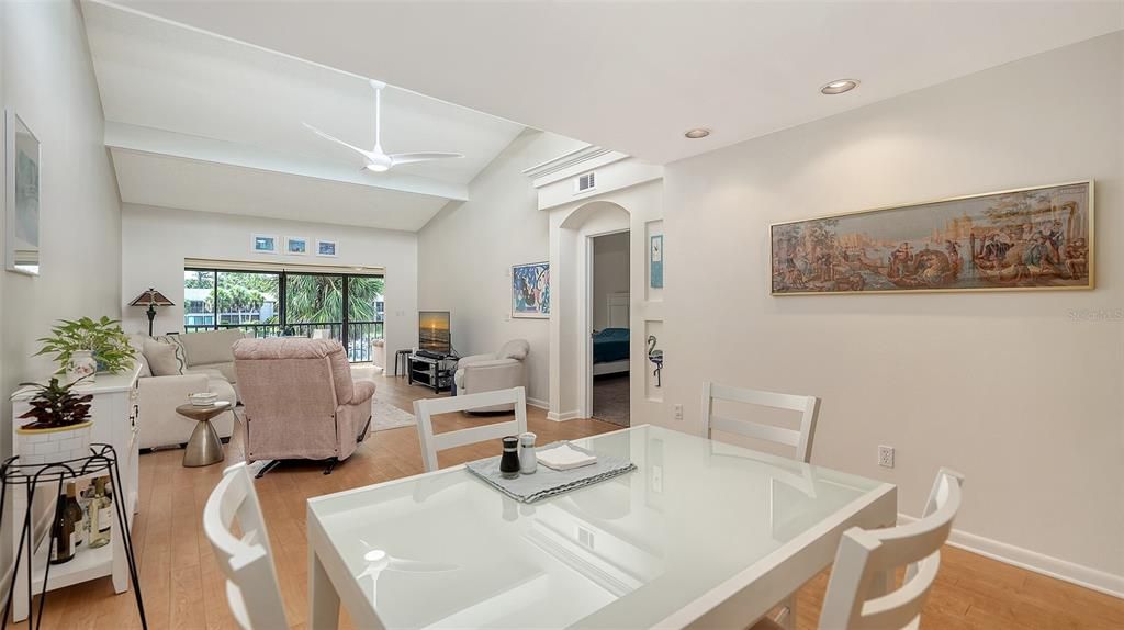 En Venta: $525,800 (2 camas, 2 baños, 1400 Pies cuadrados)